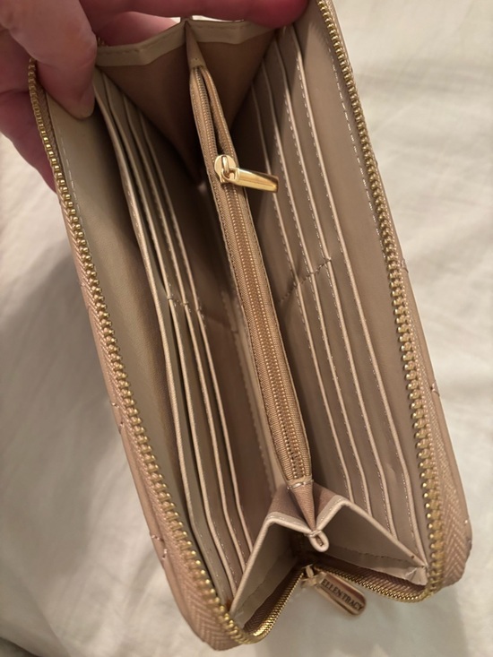 Ellen Tracy tan quilted wallet NWOT - Picture 4 of 5